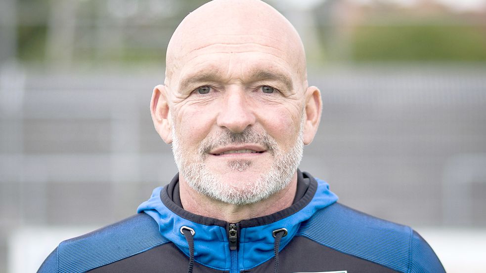 Trainer Stefan Emmerling befindet sich mit Kickers Emden auf der Suche nach einer neuen Heimspielstätte. Foto: Doden