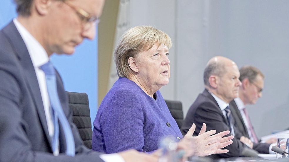 Angela Merkel, Olaf Scholz und die Ministerpräsidenten beraten wohl schon morgigen am Dienstag über die aktuelle Corona-Lage. Foto: dpa/Michael Kappeler
