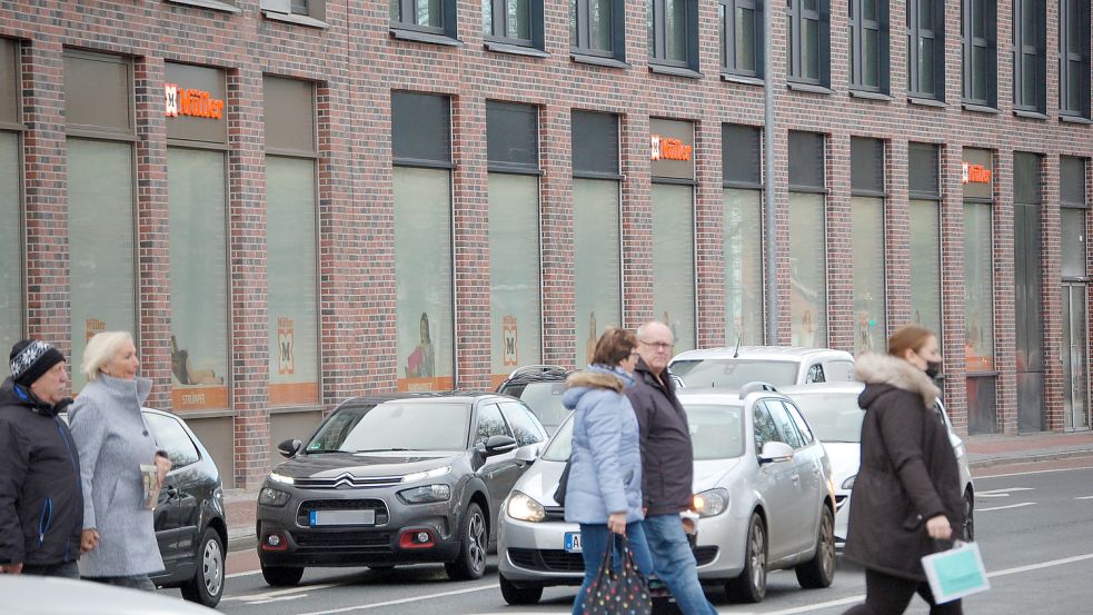 Viele in Emden halten den Anblick der langen Schaufensterfront an der Straße Agterum für trist. Dadurch werde der Gesamteindruck von den Neutor-Arkaden beeinträchtigt, heißt es. Foto: H. Müller
