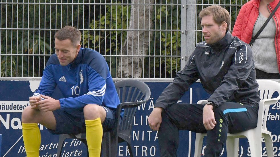 Im neuen Jahr wird Heiner Husmann (rechts) nicht mehr auf dem Trainerstuhl des TuS Weener Platz nehmen. Archivfoto: Lohmann