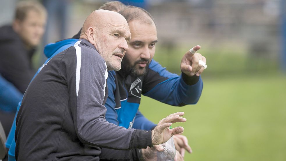 Die 2G-Regel wird die Aufstellungsüberlegungen von Trainer Stefan Emmerling (links) und Co-Trainer Yasin Turan beeinflussen. Foto: Doden