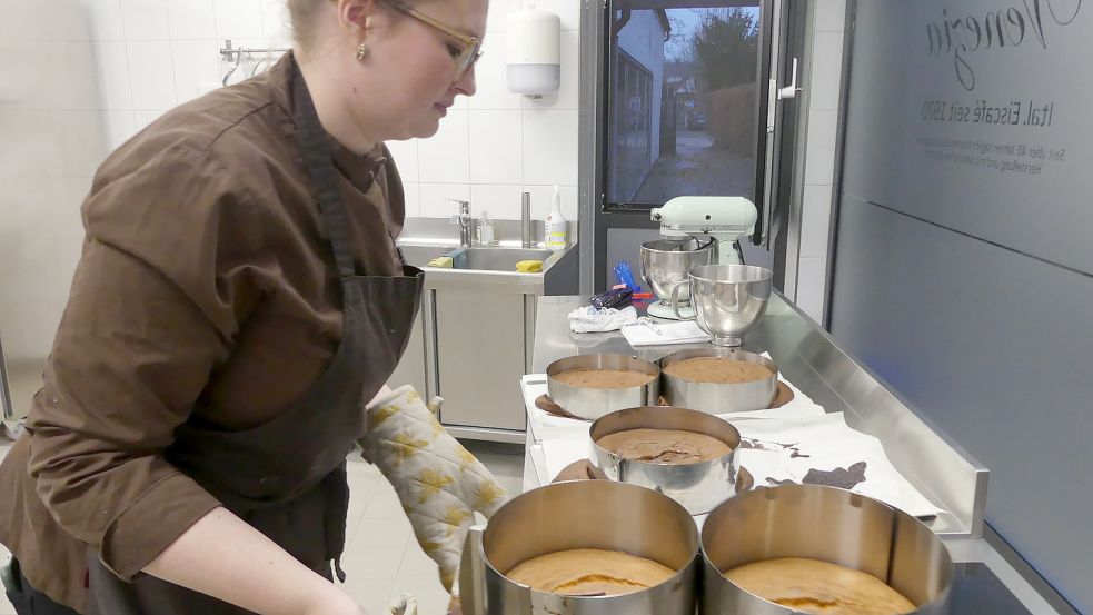 Im Eislabor fertigt Leonie Paffen unter anderem Kuppelböden für Törtchen und Desserts. Foto: Gettkowski