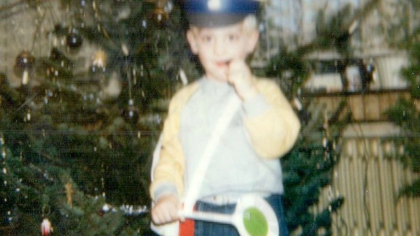Ganz stolz steht Michael Zuidema als Schaffner vor dem heimischen Weihnachtsbaum. Foto: Privat