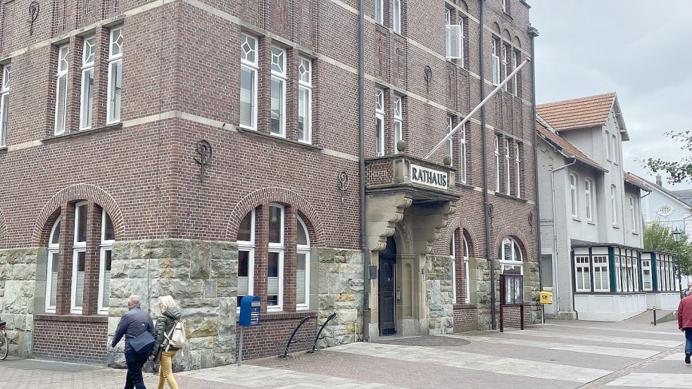 Für Besucher des Borkumer Rathauses gelten ab Dienstag strengere Regeln. Foto: Hagewiesche
