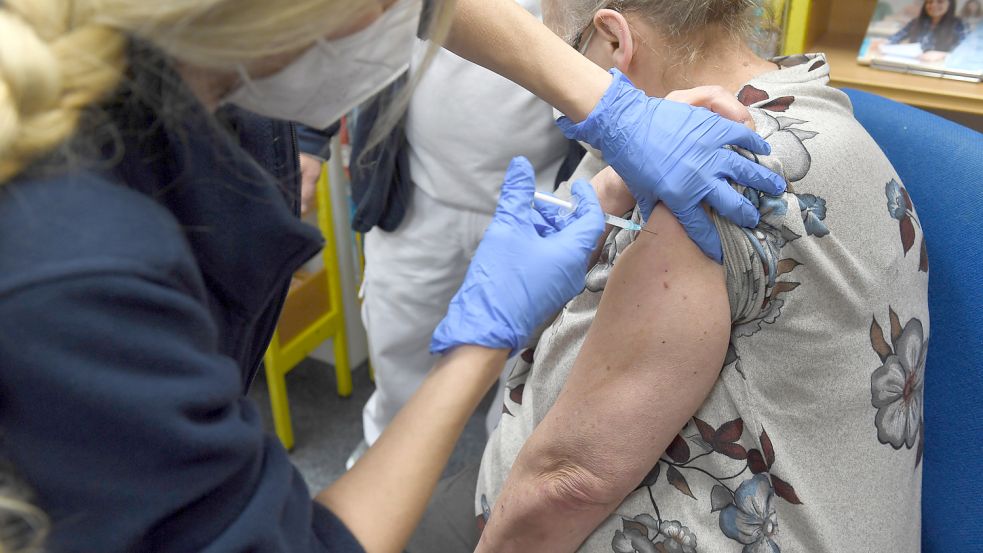 Corona-Schutzimpfungen, wie auf diesem Symbolfoto, werden auf Borkum zurzeit von den ortsansässigen Ärzten durchgeführt. Foto: Hörhager/DPA
