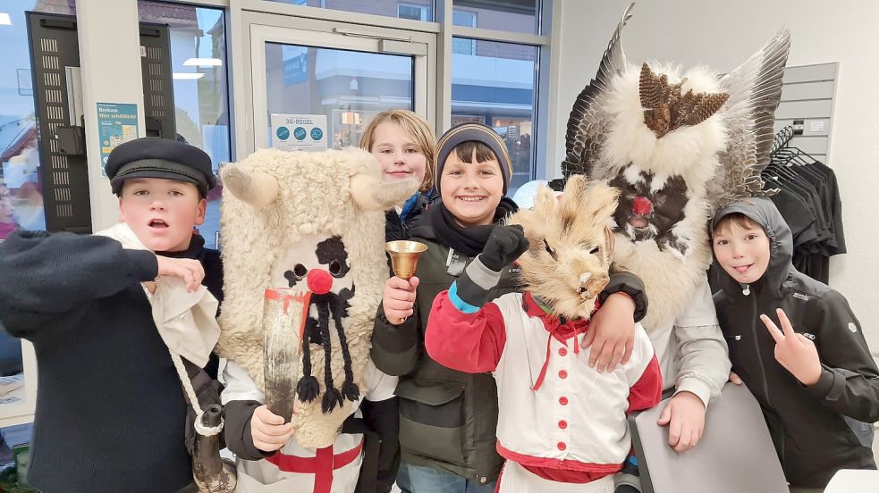 Schon die jungen Borkumer fühlen sich eng mit dem Klaasohm-Brauch verbunden. Das Foto zeigt die Kinderklaasohms in der vergangenen Woche auf Besuch bei der Borkumer Zeitung.Foto: Kauf