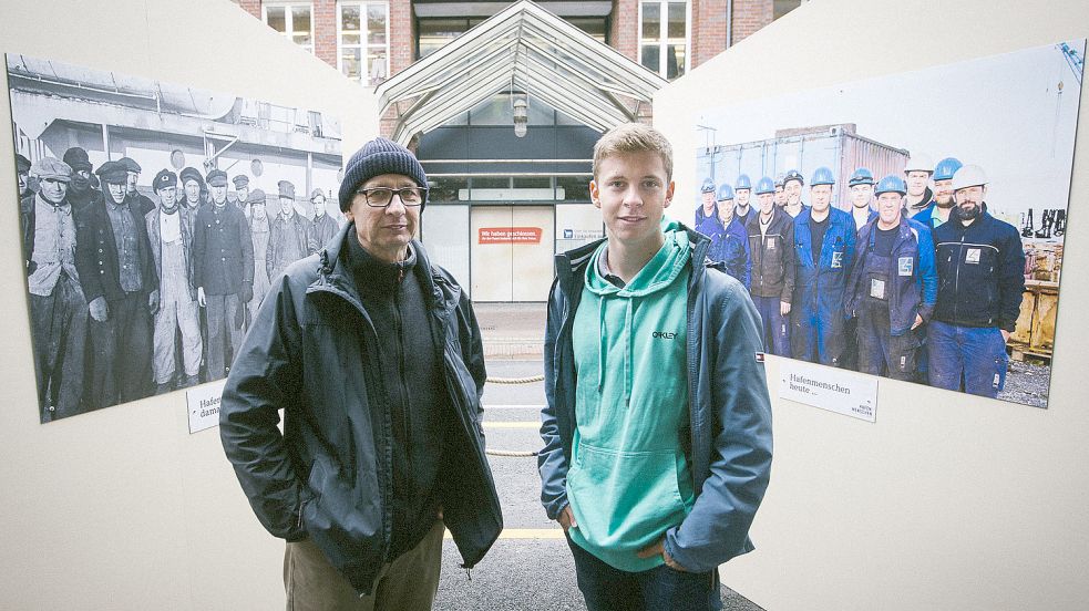 Sie lassen Fotos aus Vergangenheit und Gegenwart des Emder Hafens in einen Dialog treten: Tobias Bruns (rechts) und Manfred Schumacher, Sohn des Fotografen Ludwig Schumacher. Fotos: J. Doden