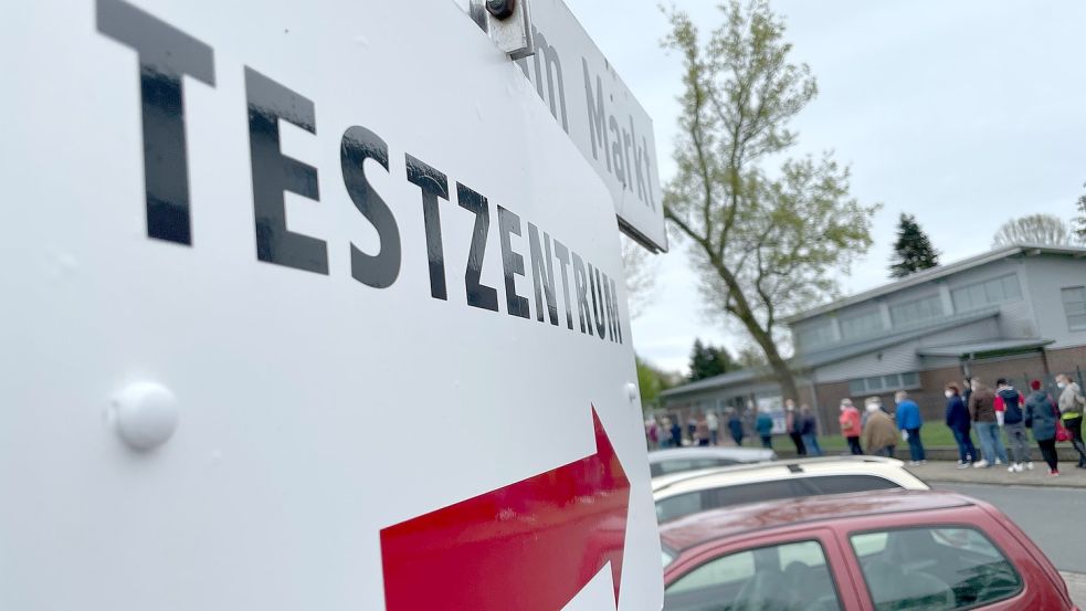Im Frühjahr gab es lange Schlangen vor dem Testzentrum in Rhauderfehn. Foto: Hellmers