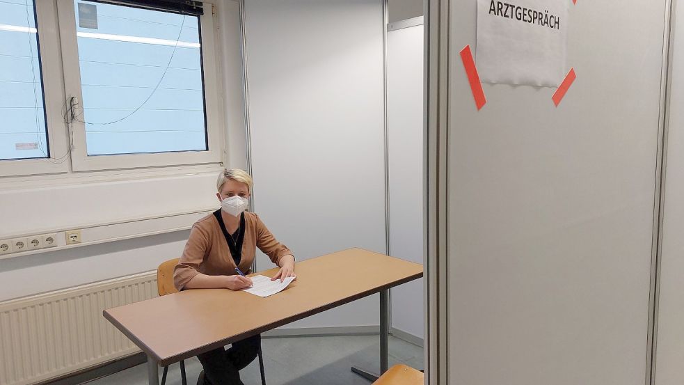 Ähnlich wie im Impfzentrum des Landes ist auch das neue Angebot in Emden aufgebaut: mit einem Raum für die Anmeldung, das Arztgespräch und schließlich die Impfung.