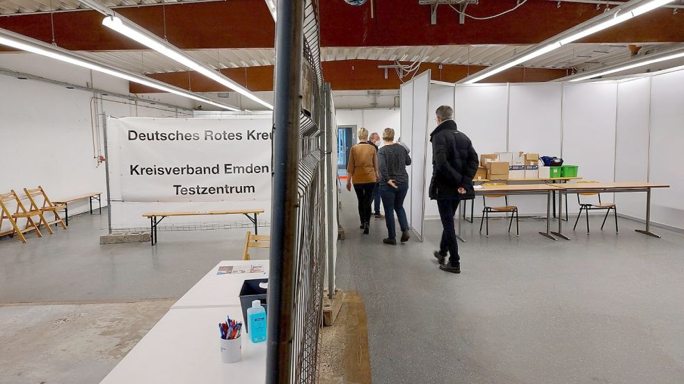 Neben dem Impfzentrum befindet sich die Teststation des Deutschen Roten Kreuzes. Die beiden Einrichtungen haben jedoch unterschiedliche Eingänge und sind drinnen durch eine Aufstellwand getrennt.