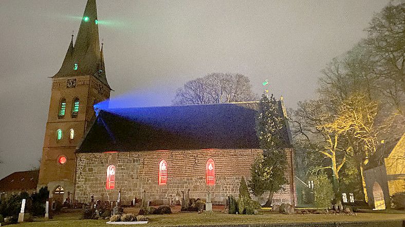 Die Kirche in Remels wird beleuchtet. Foto: privat