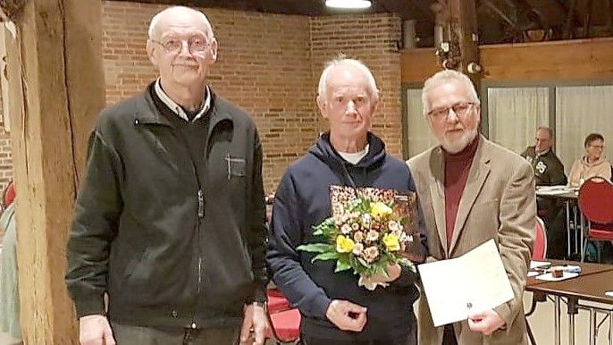 Michael Mücher (links) und Bezirkschef Wolfgang Budde (rechts) mit dem Geehrten Eibo Eiben, der die Goldene Ehrennadel des Verbandes erhielt. Foto: Privat
