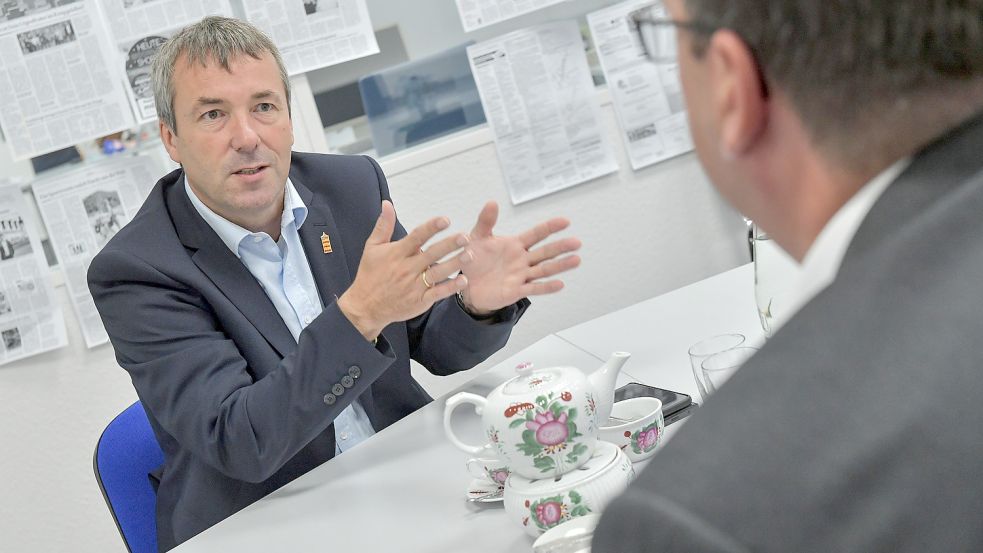 Johann Saathoff im Gespräch mit Redakteur Martin Teschke: „Ich bin froh, dass die Bekämpfung des Rechtsextremismus Nancy Faeser ein besonderes Anliegen ist. Das eint uns.“ Foto: Ortgies/Archiv