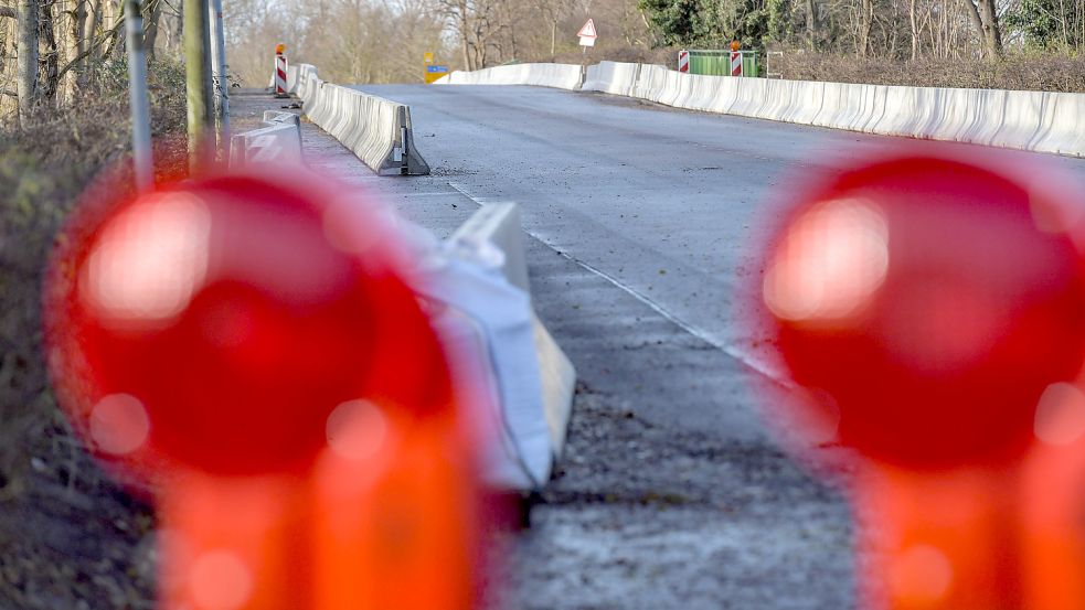 Die Fahrbahnmarkierungen fehlen noch und die Betonleitwände müssen noch fertig gesetzt werden. Danach kann der Stadtring erst einmal wieder befahren werden. Foto: Ortgies