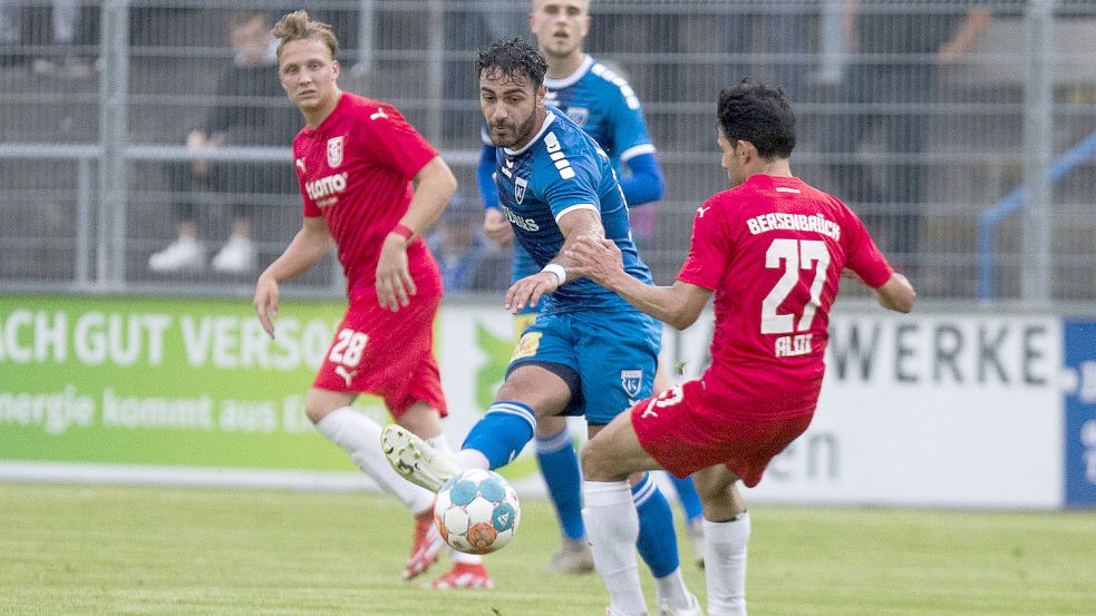 Die Partie gegen Bersenbrück (rote Trikots) ist für beide Teams von sportlicher Bedeutung. Durch die Sprachnachricht hat sie nun noch an Brisanz gewonnen. Foto: Doden