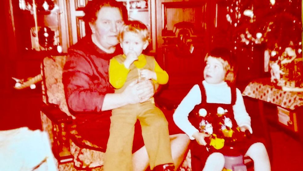 Bei Oma auf dem Schoß fühlte sich Andrea Bunjes früher zu Weihnachten geborgen. Rechts daneben ist Schwester Sabine zu sehen.