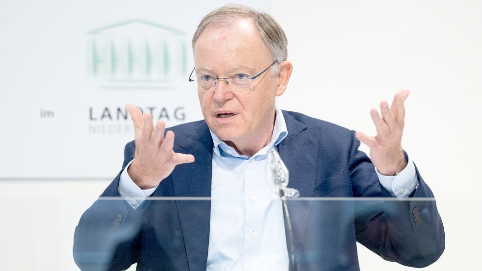 „Wir müssen immer dafür sorgen, dass die Bevölkerung bestmöglich geschützt ist“, verteidigt Niedersachsens Ministerpräsident Stephan Weil (SPD) neue Corona-Beschränkungen, die nun auch Geimpfte treffen. Foto: Julian Stratenschulte/dpa