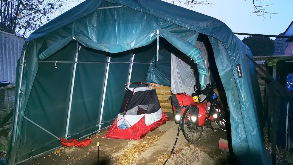 So sehen die Schlafplätze von Nathan Pigourier meistens aus: einigermaßen regengeschützt, aber draußen. Foto: privat