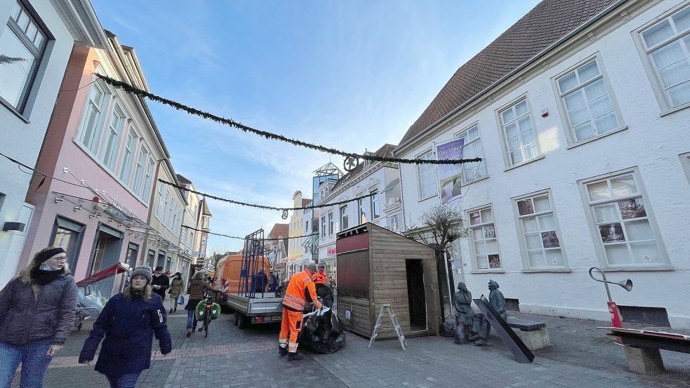 Mitarbeiter des Baubetriebshofs hatten am Freitag in der Innenstadt Buden zur Ausgabe von Bändchen aufgestellt. Man wollte den Einzelhandel entlasten. Die 2G+-Regelung griff dann aber erst ab Sonntag. Foto: Archiv/Boschbach