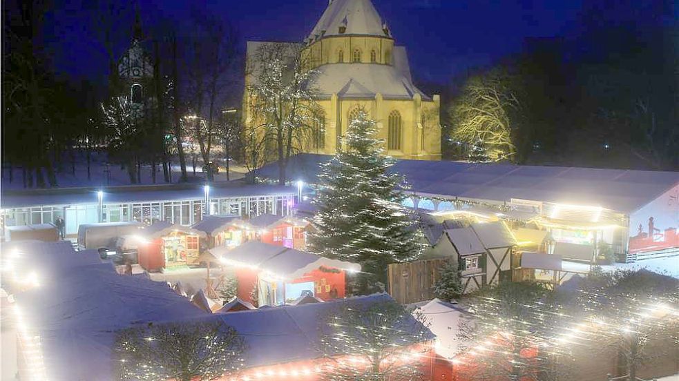 Auch auf dem Norder Torfmarkt wird es dieses Jahr wieder einen Weihnachtsmarkt geben. Allerdings wird es, anders als auf diesem Archivbild zu sehen ist, keine Eisbahn mehr geben. Foto: Archiv