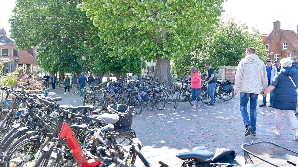 Greetsiel ist auch bei Tagestouristen beliebt. Vor allem im Sommer sind viele von ihnen dort mit dem Fahrrad unterwegs. Foto: Archiv