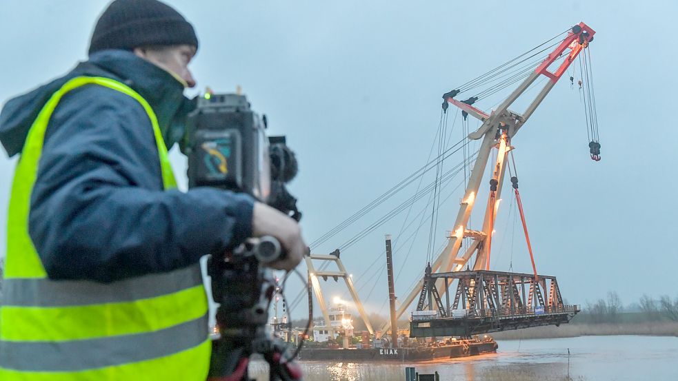 Es hängt: Das tonnenschwere Bauteil am Haken von Kran „Enak“. Foto: Ortgies