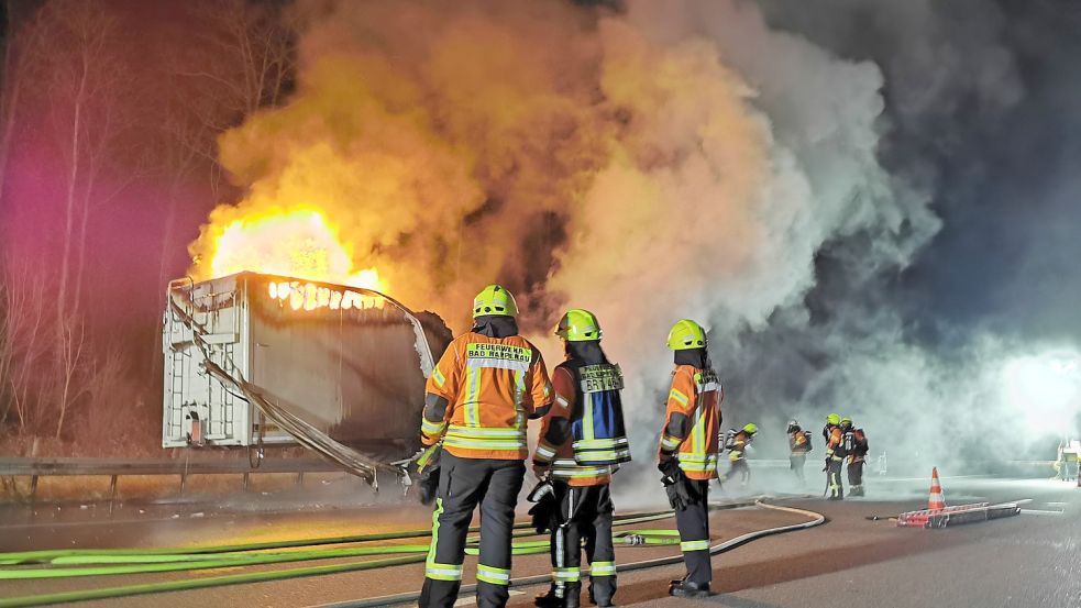Ein Lastwagenanhänger brennt auf der Autobahn. Für solche Einsätze ist seit dem vergangenen Jahr in Ostfriesland unter anderem die Freiwillige Feuerwehr Riepe zuständig. Foto: DPA
