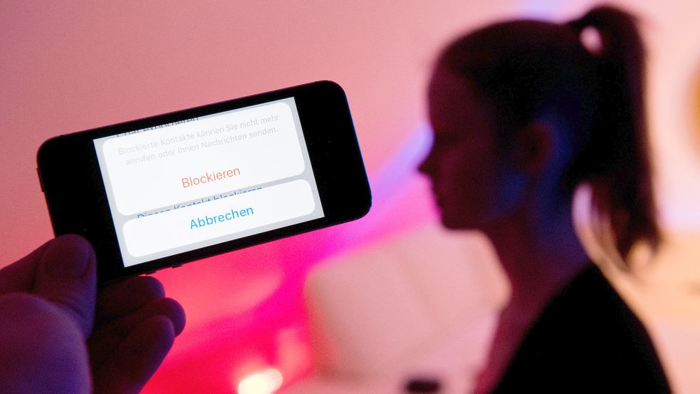 Wer beim Chatten belästigt wird, sollte keine Hemmungen haben, den Gesprächspartner zu blockieren. Foto: Stratenschulte/dpa
