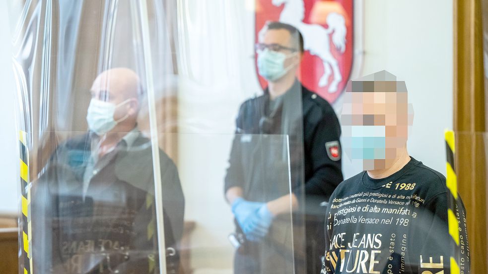 Der 27-jährige „Goldjunge“ war bereits früher wegen Betrugs verurteilt worden. Das Foto zeigt ihn (rechts) bei Prozessbeginn. Foto: Assanimoghaddam/DPA