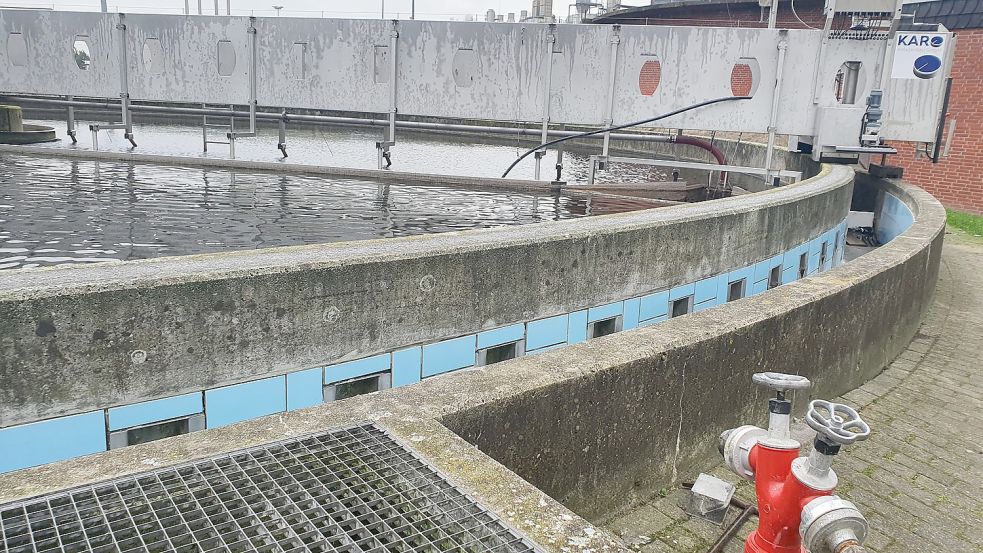 Die Kläranlage in am Deich in Weener wird derzeit technisch auf den neuesten Stand gebracht. Die Investitionen sollen sich auf lange Sicht aber bezahlt machen. Sie sollen helfen, die Energiekosten zu senken und die Anlage effizienter zu machen. Foto: Gettkowski