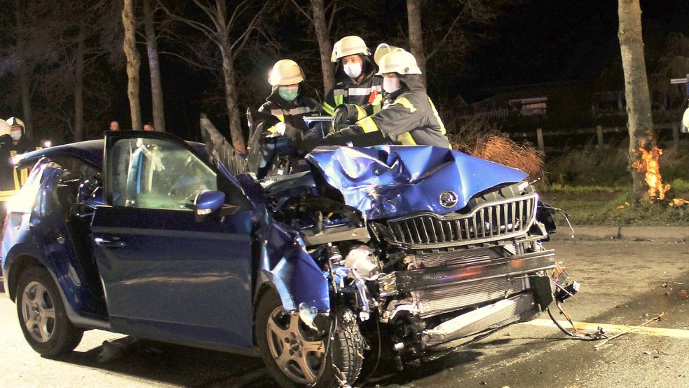 Der Unfall ereignete sich gegen 21.45 auf der Bundesstraße 210. Foto: Feuerwehr