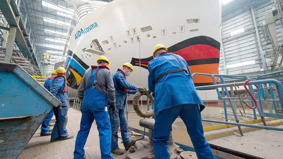 Was soll nun werden? Arbeiter stehen im Juli vor dem Bug, während das Kreuzfahrtschiff „Aida Cosma“ das Baudock II der Meyer-Werft in Papenburg verlässt. Foto: Meyer-Werft/dpa/Archiv