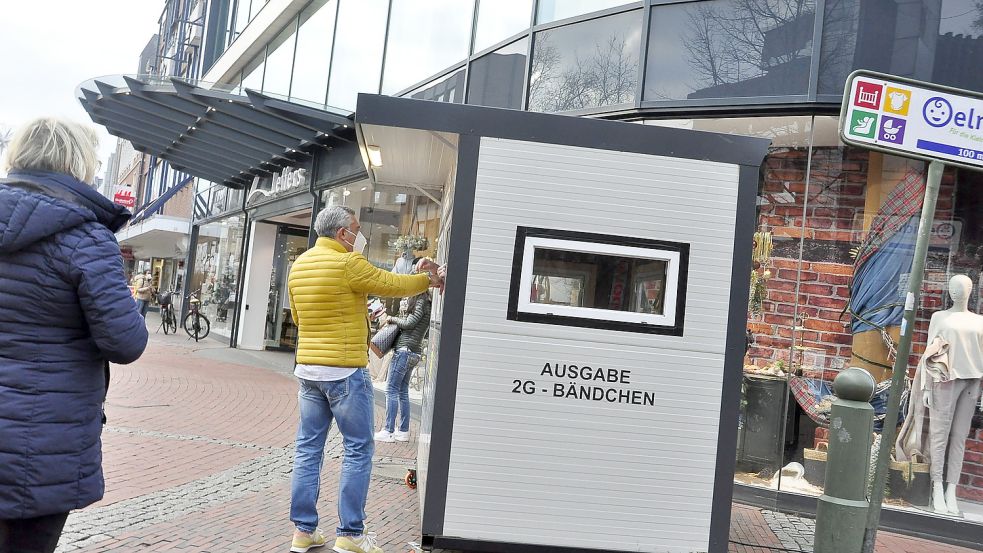 In der Leeraner Innenstadt waren wegen der 2G-Regel Ausgabehäuschen für Armbändchen aufgestellt worden, damit die Nachweise nicht in jedem Geschäft kontrolliert werden müssen. Die Regel ist nun gekippt. Foto: Wolters