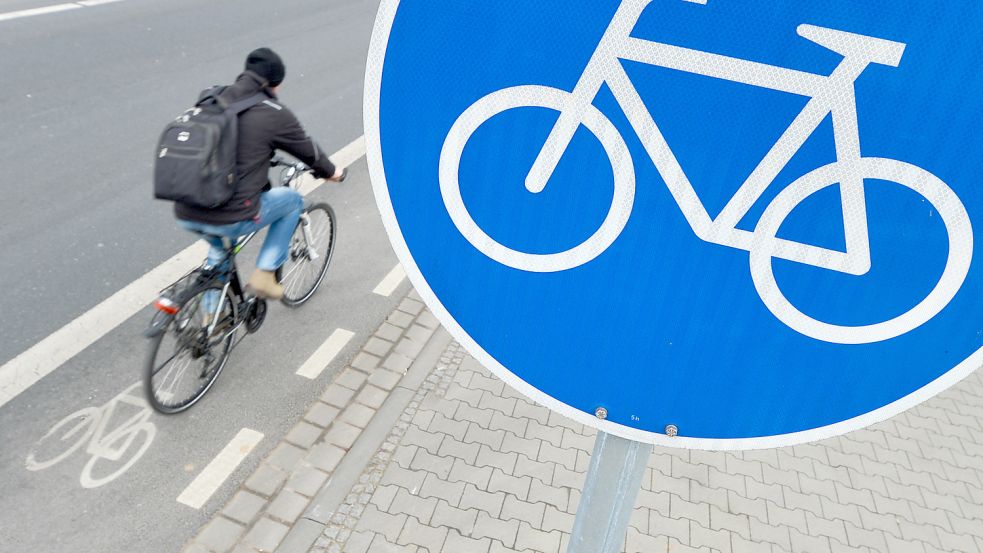 Wenn es dunkel wird, sollten Radfahrer gut sichtbar sein. Foto: Dedert/dpa