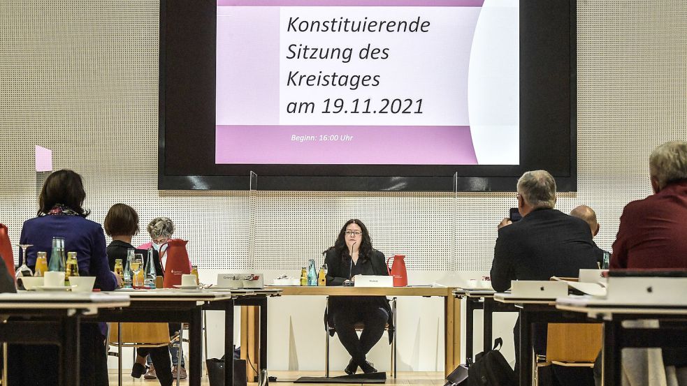 Wer im Kreistag Leer eine besondere Aufgabe erhält, bekommt dafür eine Aufwandsentschädigung. Das Foto zeigt die Kreistagsvorsitzende, Anja Troff-Schaffarzyk. Foto: Ortgies/Archiv