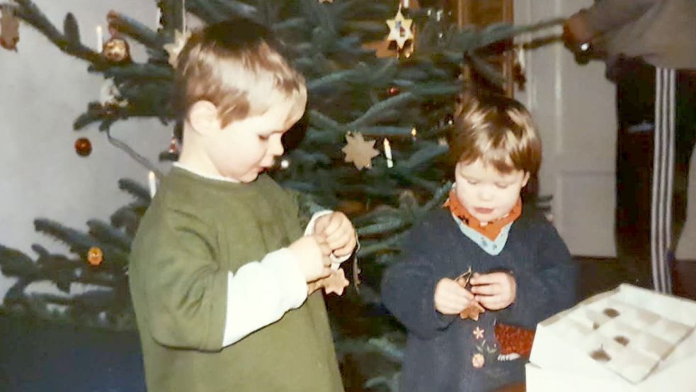 Das Dekorieren des Weihnachtsbaumes hat uns Kindern (links ich, rechts meine Schwester Amelie) fast so viel Spaß gemacht wie das Geschenke-Auspacken. Foto: Privat