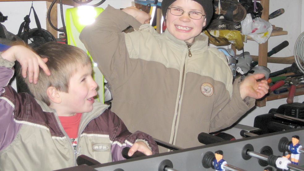 Ein Jubelbild aus dem Jahr 2005 mit meinem Bruder Erik (links): Der geschenkt bekommene Tischkicker sorgte für zigunterhaltsame Stunden im heimischen Schuppen.