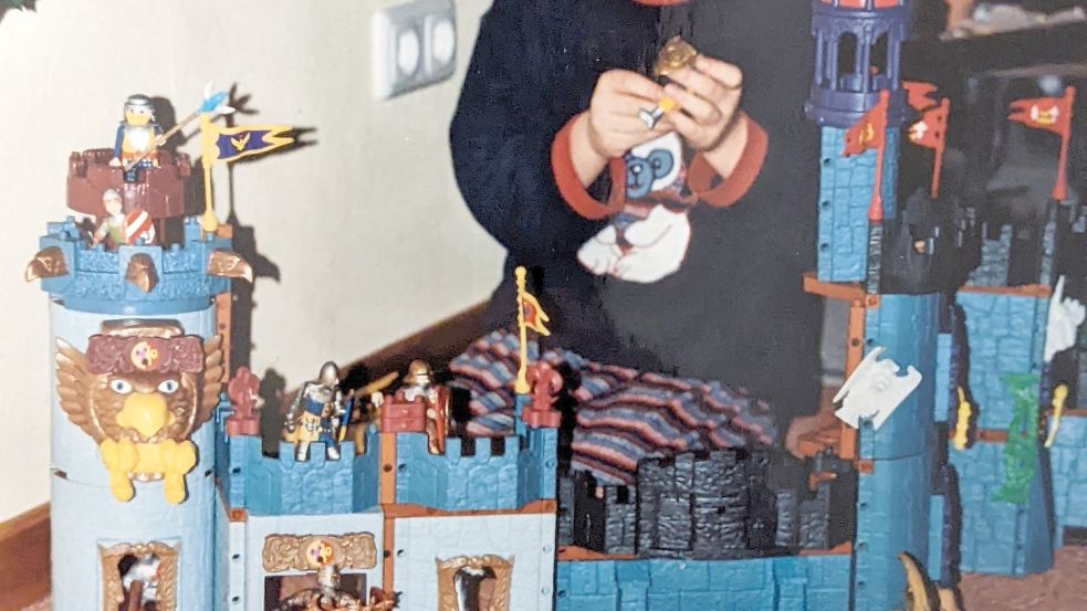 Als eines der schönsten Geschenke bleibt eine Ritterburg in Erinnerung. Auch mein Bruder Erik bekam 2004 eine. Da wurden einige Schlachten zu Hause geschlagen.