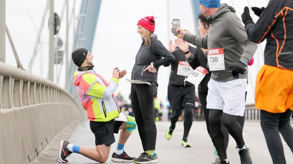 Als Marco Dierich seiner Freundin Ina Janssen in 53 Metern Höhe während des Köhlbrandbrückenlaufes einen Heiratsantrag machte, waren auch die anderen Läuferinnen und Läufer begeistert. Foto: Tischler