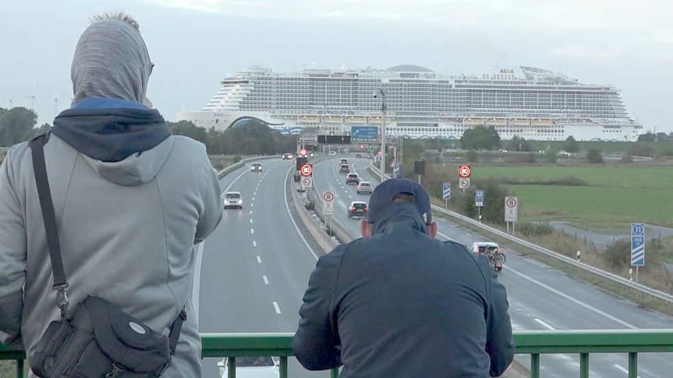 Im Oktober wurde die „Aida Cosma“ von Papenburg über die Ems zur Nordsee überführt. Jetzt wurde das Schiff in Bremerhaven übergeben. Foto: Loger/Archiv