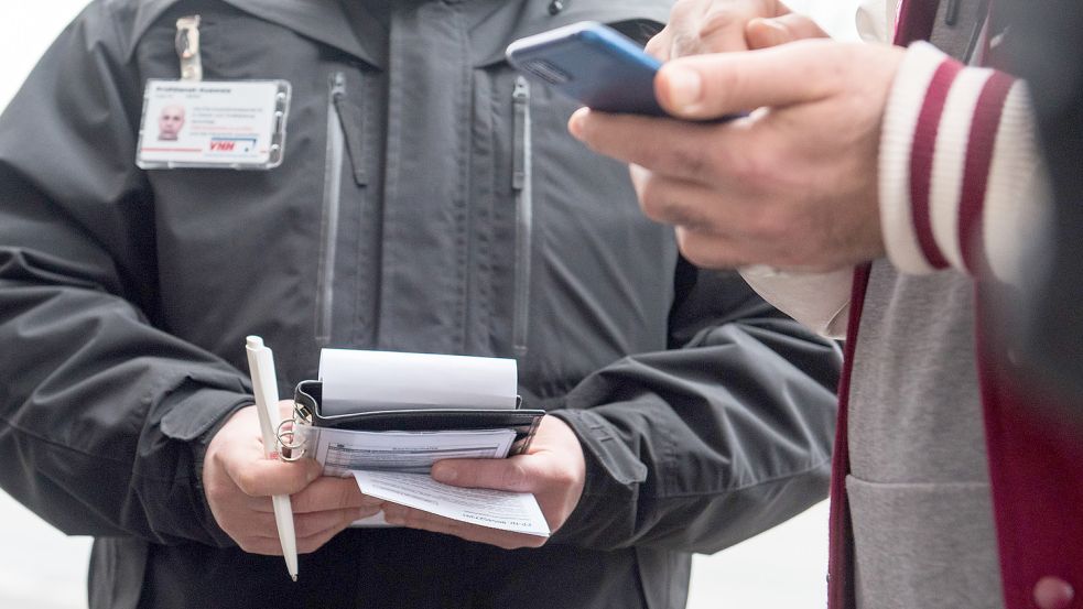 Das Ordnungsamt, die Polizei und auch Mitarbeiter der Städte und Gemeinden helfen im Landkreis Aurich dabei, die Einhaltung der Corona-Verordnung zu kontrollieren. Foto: DPA