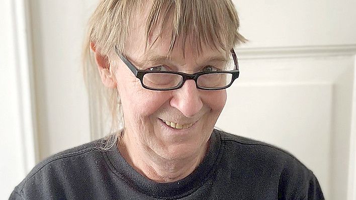 Das ist Uwe Klindworth. Er hat das Buch gezeichnet und die Texte geschrieben. Foto: Isensee-Verlag