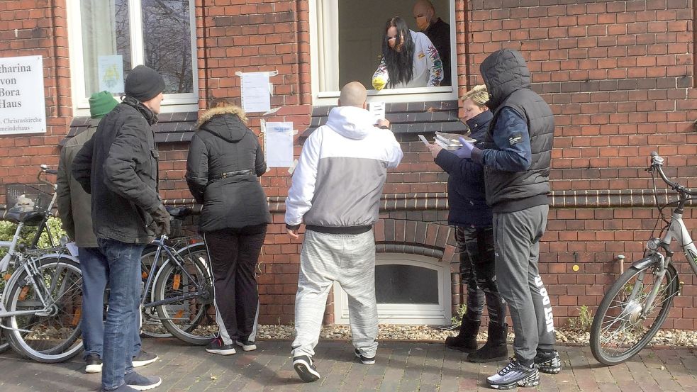Das Bedienen der Gäste durch das Fenster hat sich bei der Suppenküche der Christuskirche schon bewährt. Foto: Mielcarek/Archiv