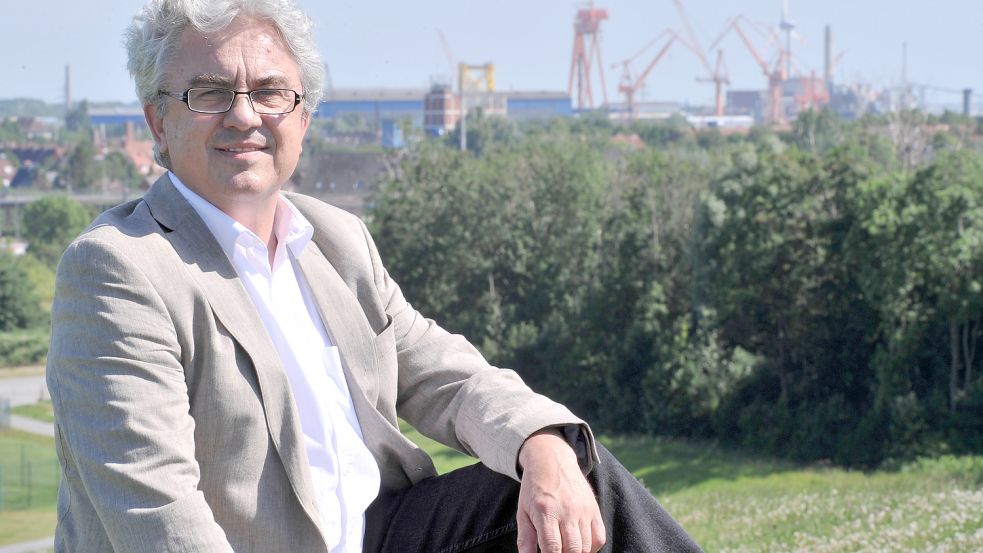 Bernd Bureck (links) ist Geschäftsführer der „Zukunft Emden“. Nun könnte er seinen Posten verlassen müssen. Foto: Archiv/Ortgies