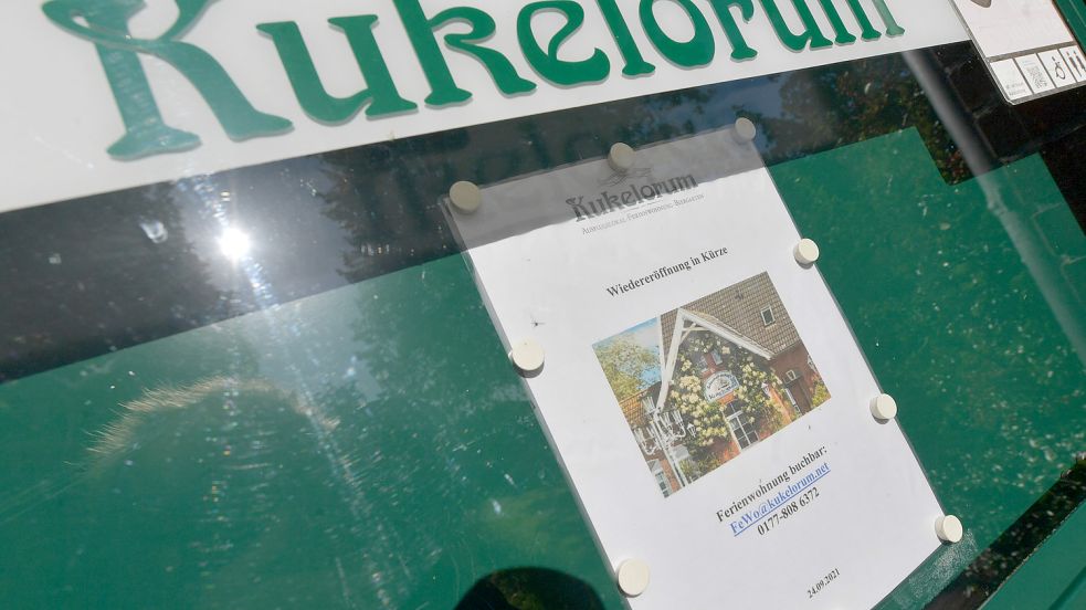 Die hoffnungsvoll stimmende Ankündigung im Schaukasten des Kukelorums an der Schleuse in Rahe. Foto: Ortgies