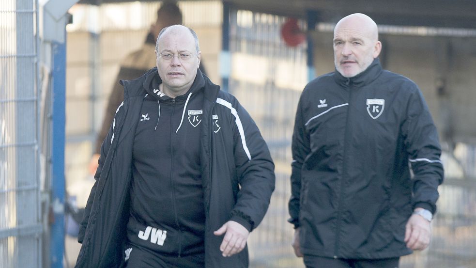 Der Vorsitzende mit dem Mann, der Kickers bei der Professionalisierung weiter unterstützen soll: Trainer Stefan Emmerling. Foto: Doden
