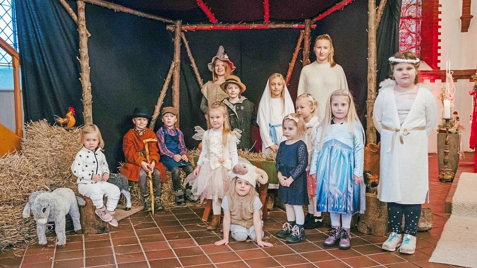 Kinder führen im Gottesdienst-Film ein Krippenspiel auf. Den Stall dafür hat Produzent Jonny Stulken selbst gebaut und mit Molton bespannt. Foto: Fotografie Oltrop