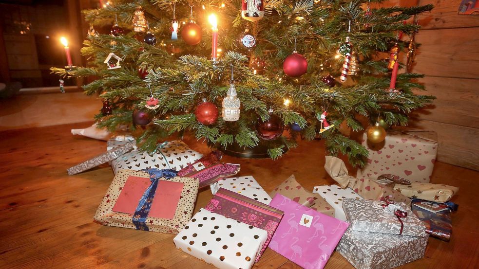 Gleich ist Bescherung: Unter dem Weihnachtsbaum liegen Geschenke. Die Zeit bis zum Auspacken vergeht für manche Kinder viel zu langsam. Foto: Karl-Josef Hildenbrand/DPA