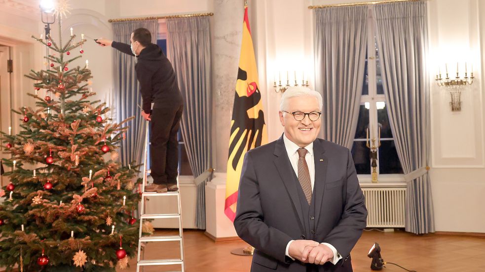 Bundespräsidenten Frank-Walter Steinmeier im Schloss Bellevue bei der Aufzeichnung seiner Weihnachtsansprache – hier noch beim Aufbau. Foto: Ossenbrink/Imago Images