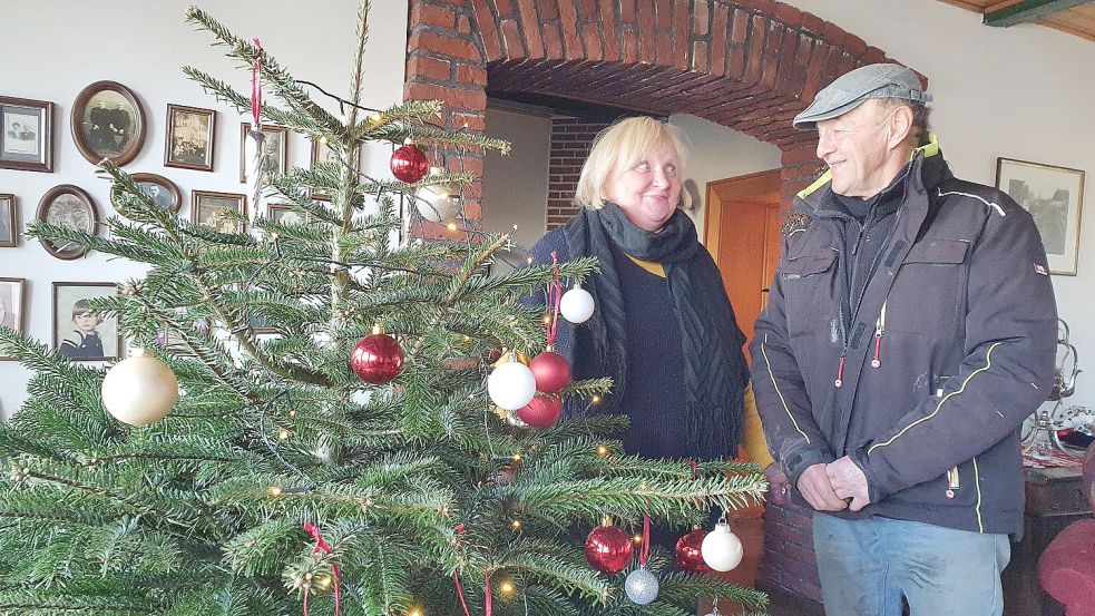 Anna und Albert Smidt feiern Weihnachten im Kreis der Familie. Der Baum ist schon geschmückt. Foto: Gettkowski